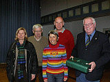 Marielle Vaunois, Jean-Claude Soulliet und  Claudette Signac aus Gourdon überreichten Bürgermeister  Heinz Steingröver ein Geschenk aus der Partnerstadt