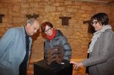 Bürgermeisterin Marie-Odile Delcamp informierte sich mit Besuchern der Vernissage über die Objekte der Künstler aus dem Tecklenburger Land. 