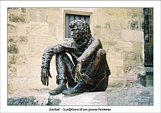 Sarlat - Sculpture d'un jeune homme 